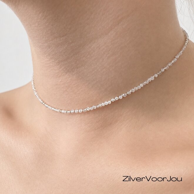Zilveren choker ketting maansteen met 2 mm zilveren spacer balletjes