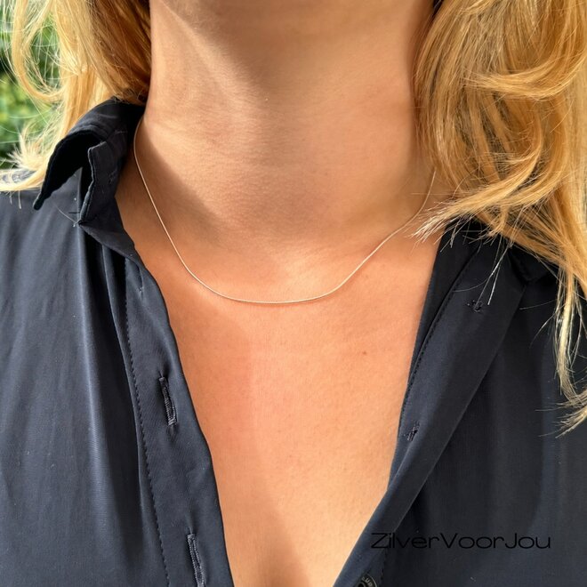 Zilveren slang ketting 45 cm 0.9 mm breed