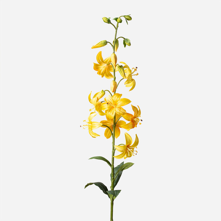 Kunststeel Lelie met gele zijden bloemen en groene bladeren is een kunststeel met een natuurgetrouwe uitstraling en een lengte van 93 cm.