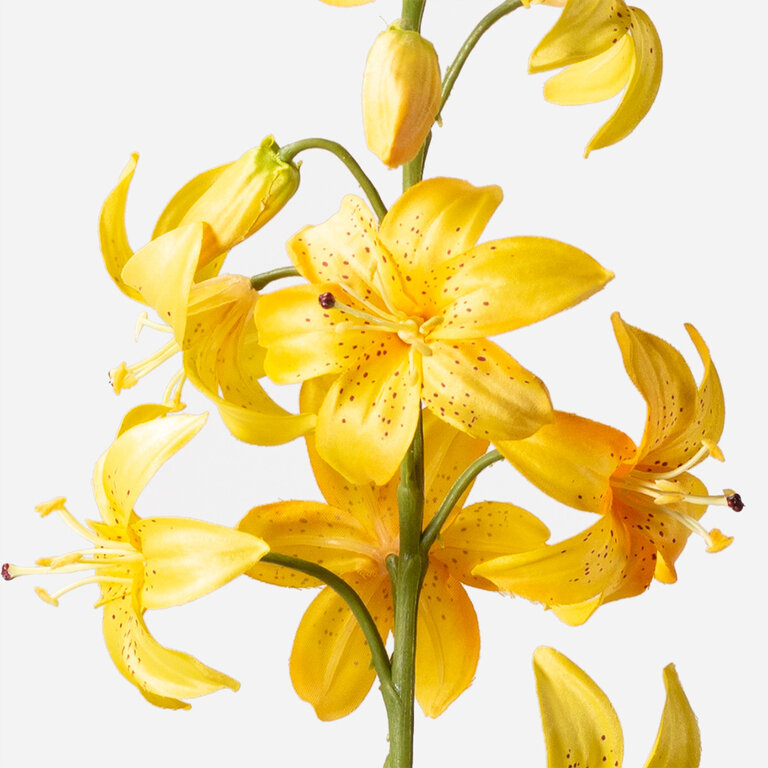 Kunststeel Lelie met gele zijden bloemen en groene bladeren is een kunststeel met een natuurgetrouwe uitstraling en een lengte van 93 cm.