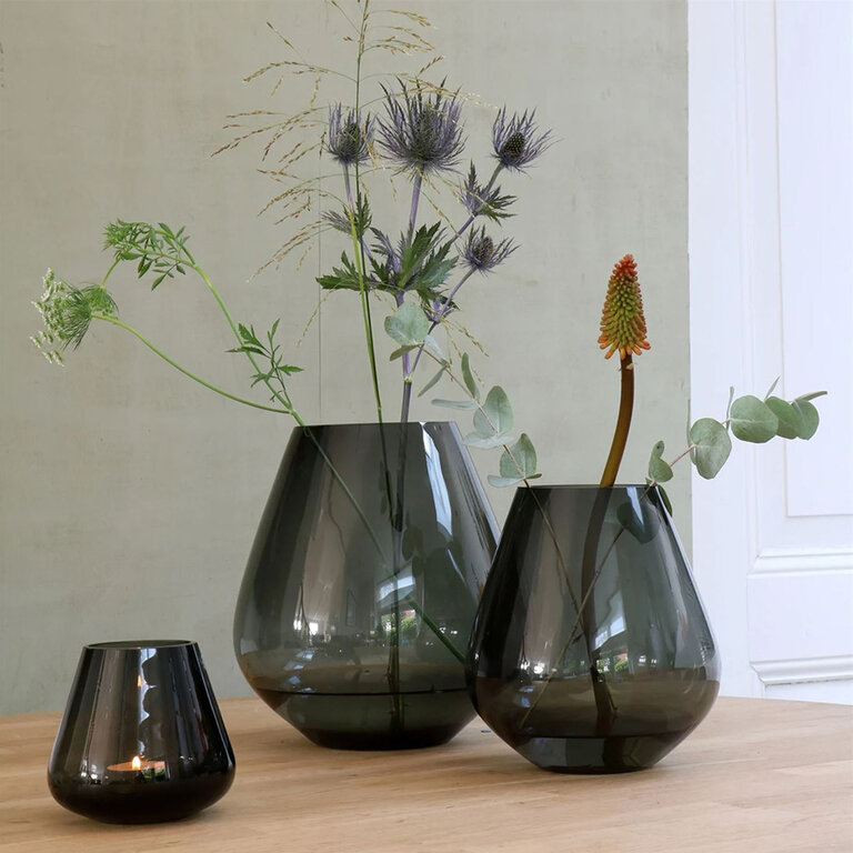 Vaas Tasman in de kleur antraciet van het merk Vase the World is een glazen vaas met een diameter van 20 cm en een hoogte van 22 cm.