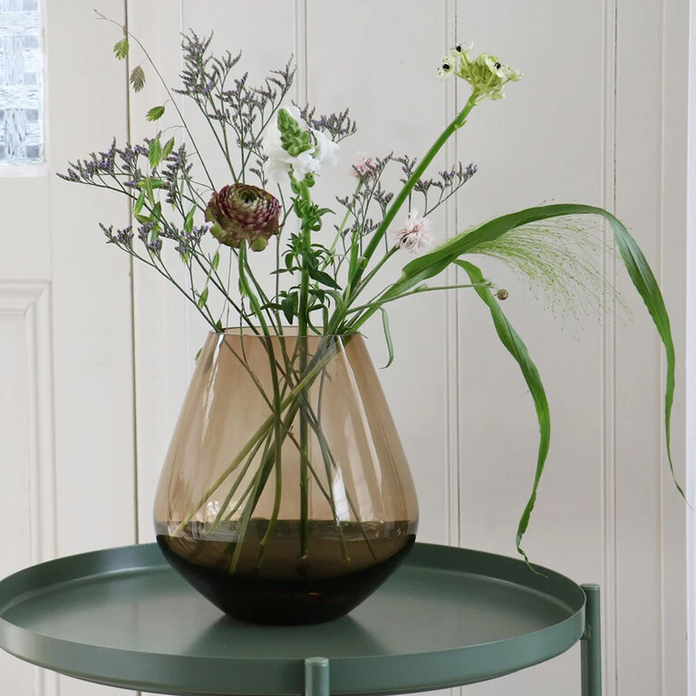 Vaas Tasman in de kleur beige van het merk Vase the World is een glazen vaas met een diameter van 20 cm en een hoogte van 22 cm.