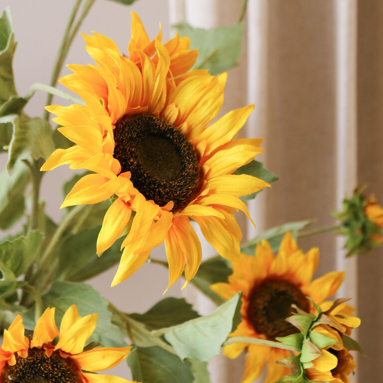 Kunststeel Zonnebloem met gele zijden bloemen en groene bladeren is een kunststeel met een natuurgetrouwe uitstraling en een lengte van 85 cm.