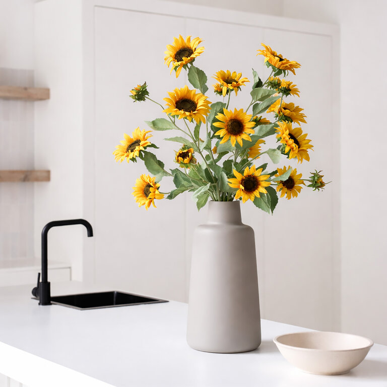 Kunststeel Zonnebloem met gele zijden bloemen en groene bladeren is een kunststeel met een natuurgetrouwe uitstraling en een lengte van 85 cm.