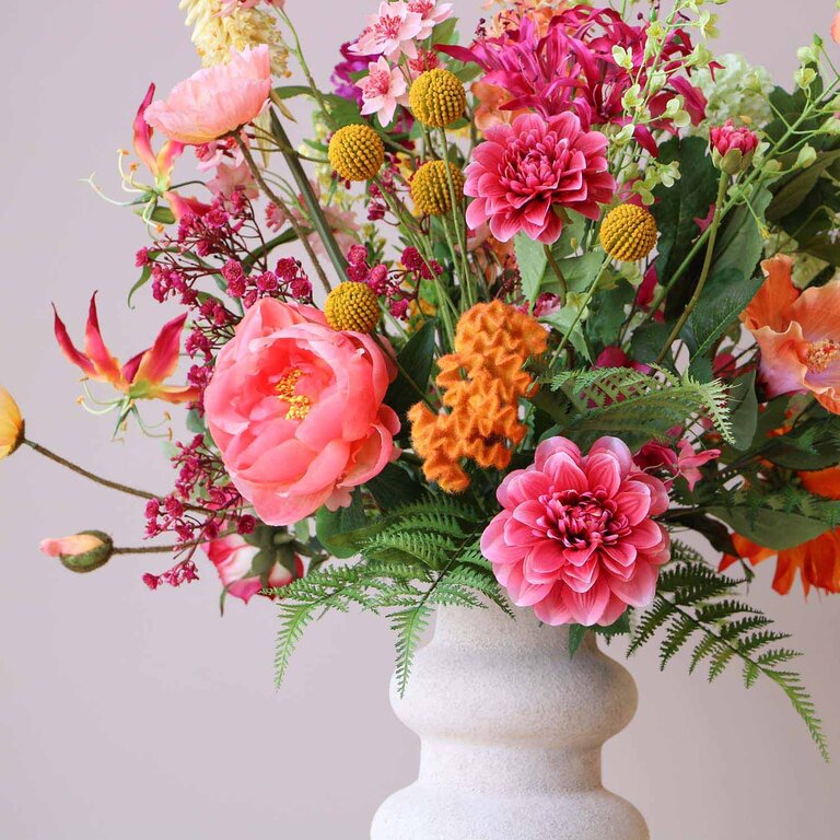 ★ Hét perfecte Moederdag cadeau! ★<br />
Zijden bloemen boeket Niva Solis is een vol en warm boeket van kunstbloemen in oranje, roze, gele en paarse tinten.