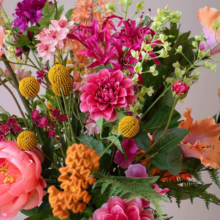 ★ Hét perfecte Moederdag cadeau! ★<br />
Zijden bloemen boeket Niva Solis is een vol en warm boeket van kunstbloemen in oranje, roze, gele en paarse tinten.