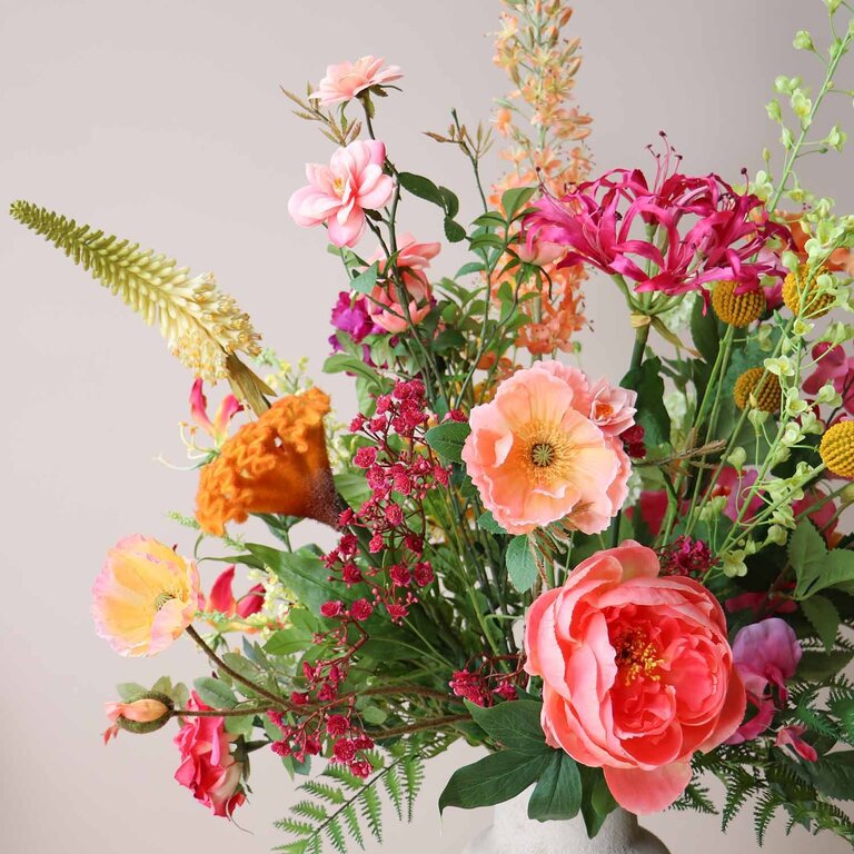 ★ Hét perfecte Moederdag cadeau! ★<br />
Zijden bloemen boeket Niva Solis is een vol en warm boeket van kunstbloemen in oranje, roze, gele en paarse tinten.
