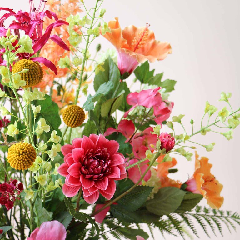★ Hét perfecte Moederdag cadeau! ★<br />
Zijden bloemen boeket Niva Solis is een vol en warm boeket van kunstbloemen in oranje, roze, gele en paarse tinten.