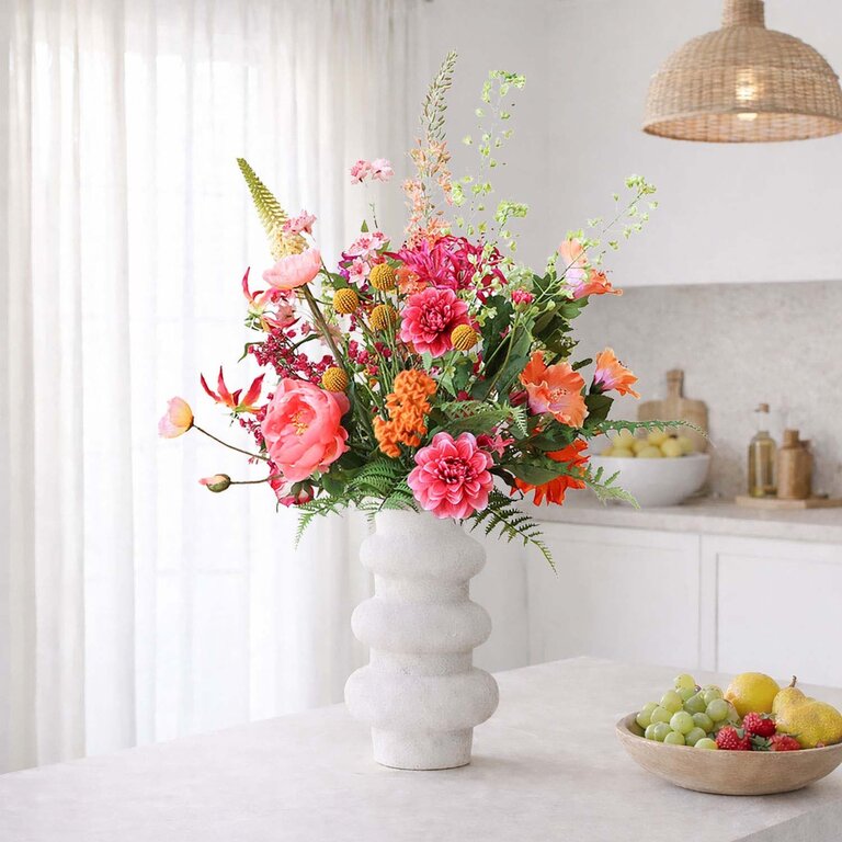★ Hét perfecte Moederdag cadeau! ★<br />
Zijden bloemen boeket Niva Solis is een vol en warm boeket van kunstbloemen in oranje, roze, gele en paarse tinten.