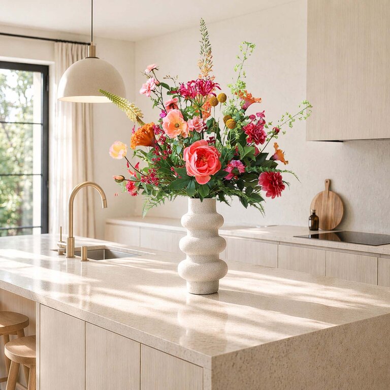 ★ Hét perfecte Moederdag cadeau! ★<br />
Zijden bloemen boeket Niva Solis is een vol en warm boeket van kunstbloemen in oranje, roze, gele en paarse tinten.