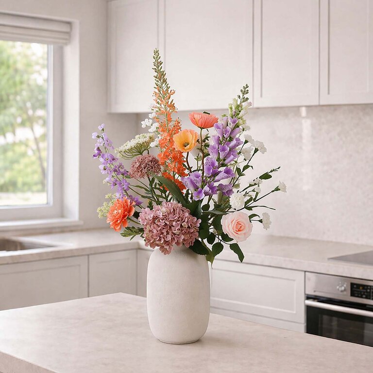★ Hét perfecte Moederdag cadeau! ★<br />
Zijden bloemen boeket Noa Balance is een tijdloos en stijlvol boeket van kunstbloemen in paarse, witte, oranje en roze tinten.