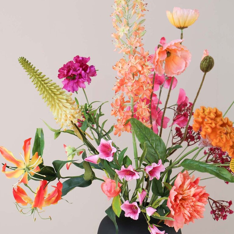 ★ Hét perfecte Moederdag cadeau! ★<br />
Zijden bloemen boeket Amira Sun is een warm en vrolijk veldboeket van kunstbloemen in oranje, roze, gele en paarse tinten.