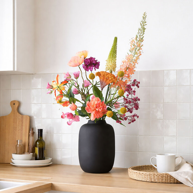 ★ Hét perfecte Moederdag cadeau! ★<br />
Zijden bloemen boeket Amira Sun is een warm en vrolijk veldboeket van kunstbloemen in oranje, roze, gele en paarse tinten.