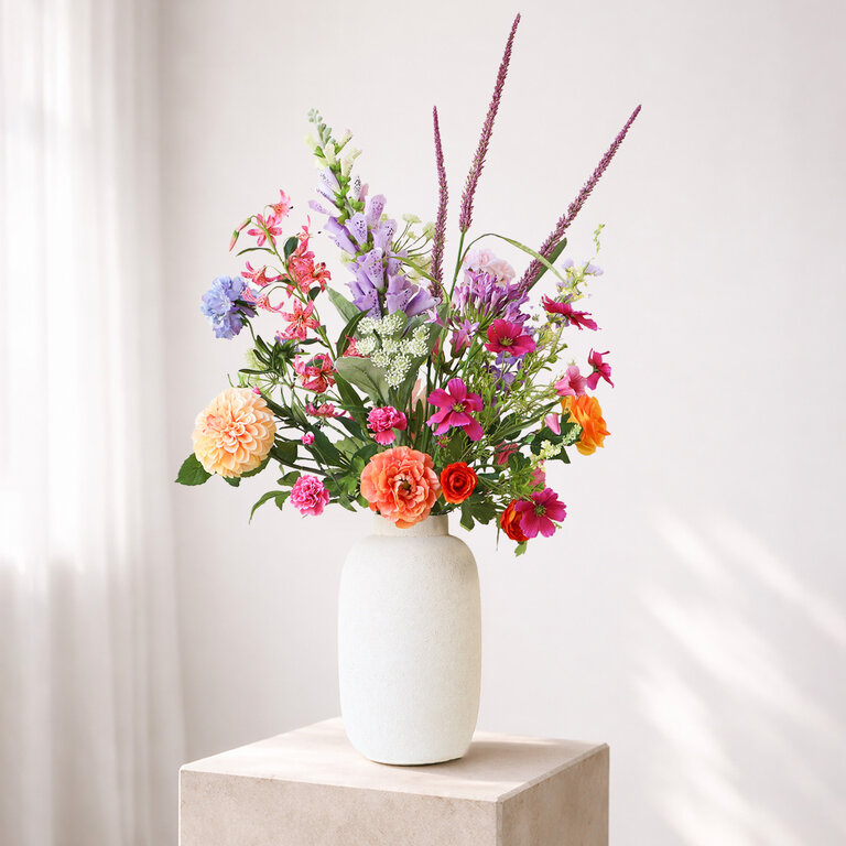 ★ Hét perfecte Moederdag cadeau! ★<br />
Zijden bloemen boeket Amora Hart is een uitbundig boeket van kunstbloemen in paarse, roze, oranje, witte, gele en blauwe tinten.