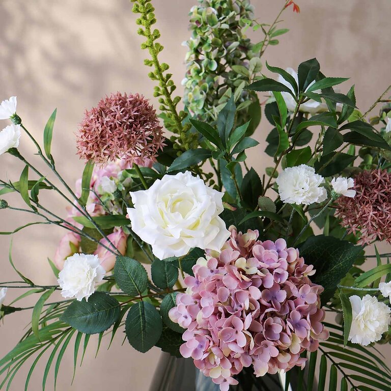 Zijden bloemen boeket Nola Pure is een klein en stijlvol boeket van kunstbloemen in groene, witte, paarse en roze tinten.