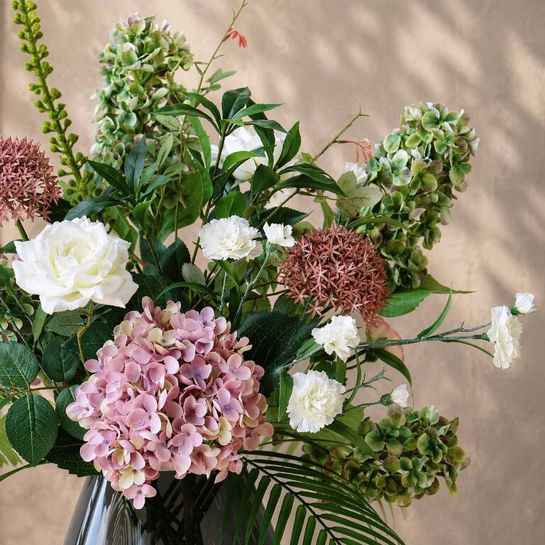 Zijden bloemen boeket Nola Pure is een klein en stijlvol boeket van kunstbloemen in groene, witte, paarse en roze tinten.