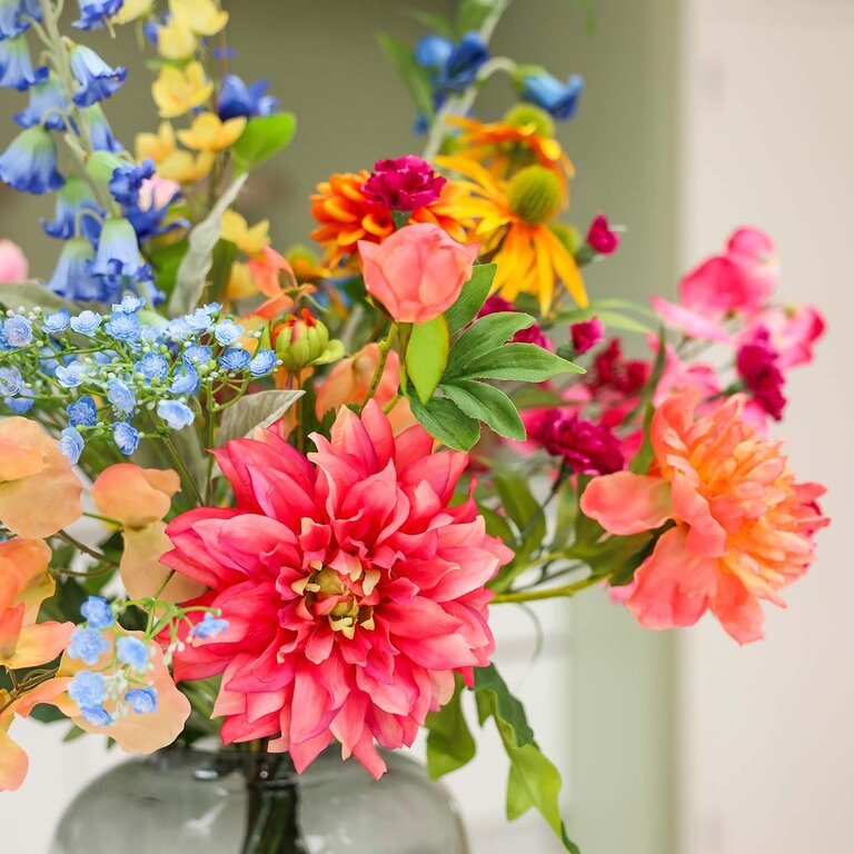 ★ Bestseller! ★<br />
Zijden bloemen boeket Zara Belle is een vol en kleurrijk boeket van kunstbloemen in blauwe, paarse, roze, oranje en gele tinten.