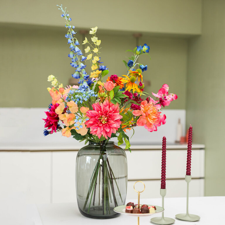 ★ Bestseller! ★<br />
Zijden bloemen boeket Zara Belle is een vol en kleurrijk boeket van kunstbloemen in blauwe, paarse, roze, oranje en gele tinten.