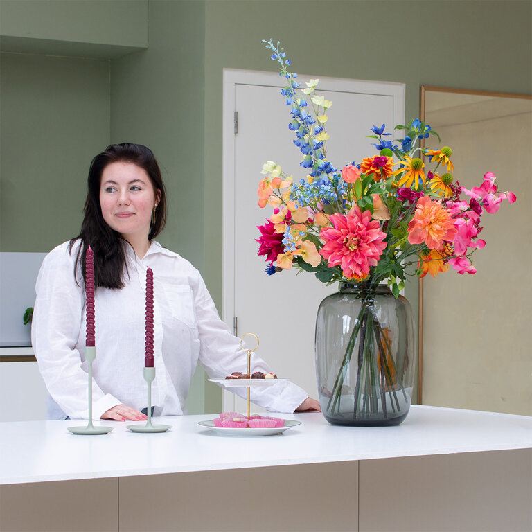 ★ Bestseller! ★<br />
Zijden bloemen boeket Zara Belle is een vol en kleurrijk boeket van kunstbloemen in blauwe, paarse, roze, oranje en gele tinten.