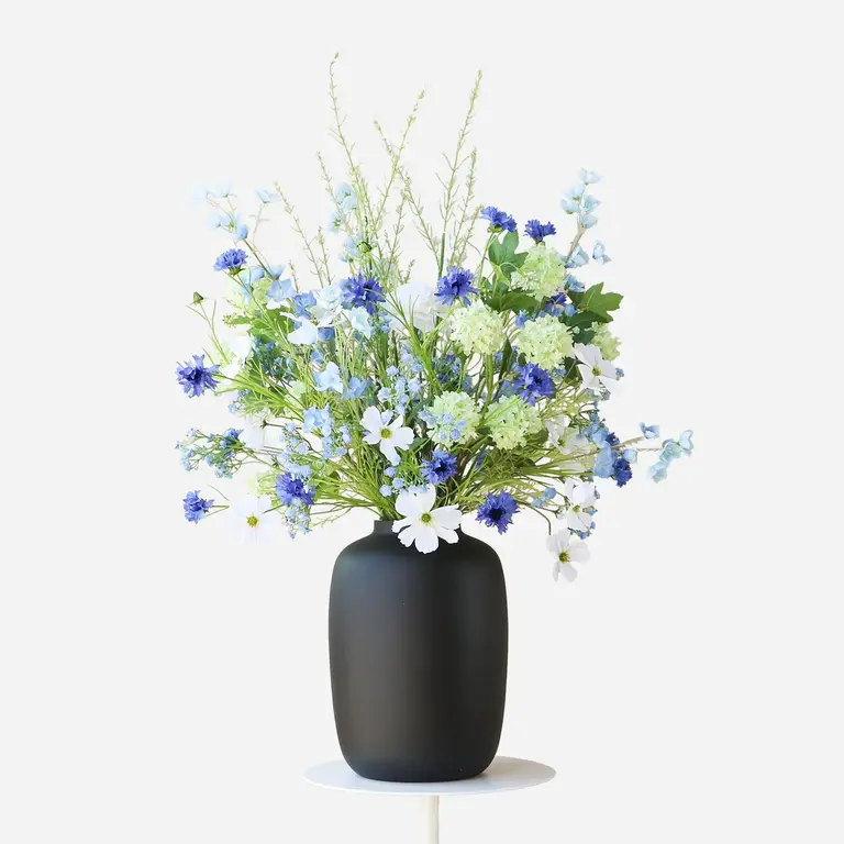 Zijden bloemen boeket Mira Azure is een vol en puur boeket van kunstbloemen in blauwe, witte en groene tinten.