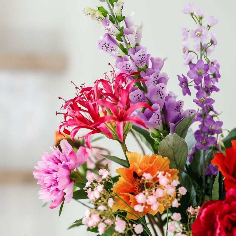 ★ Bestseller! ★<br />
Zijden bloemen boeket Lize Ella is een vol en kleurrijk boeket van kunstbloemen in roze, paarse en oranje tinten.