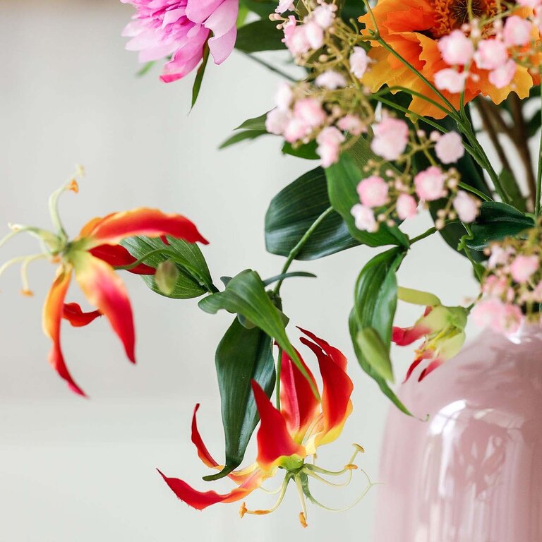 ★ Bestseller! ★<br />
Zijden bloemen boeket Lize Ella is een vol en kleurrijk boeket van kunstbloemen in roze, paarse en oranje tinten.