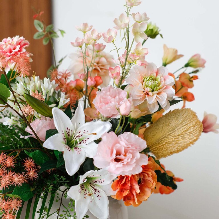 Zijden bloemen boeket Sophie Mae is een klein en fris boeket van kunstbloemen in oranje, roze en witte tinten.