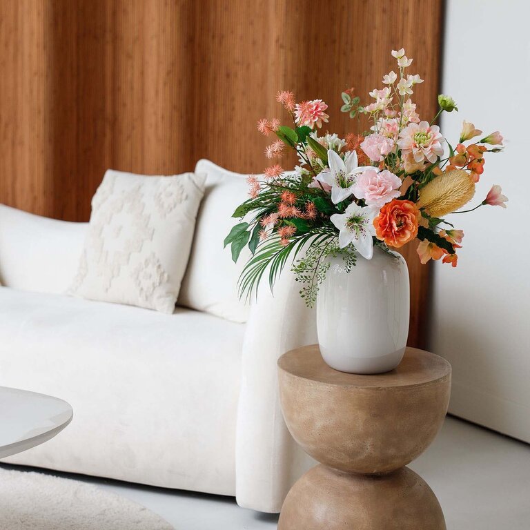 Zijden bloemen boeket Sophie Mae is een klein en fris boeket van kunstbloemen in oranje, roze en witte tinten.
