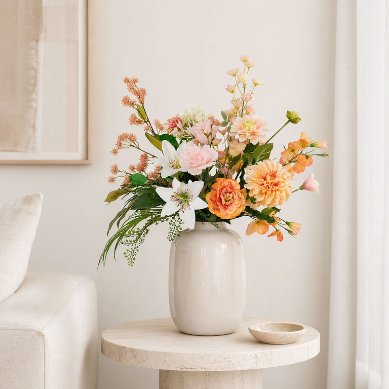 Zijden bloemen boeket Sophie Mae is een klein en fris boeket van kunstbloemen in oranje, roze en witte tinten.