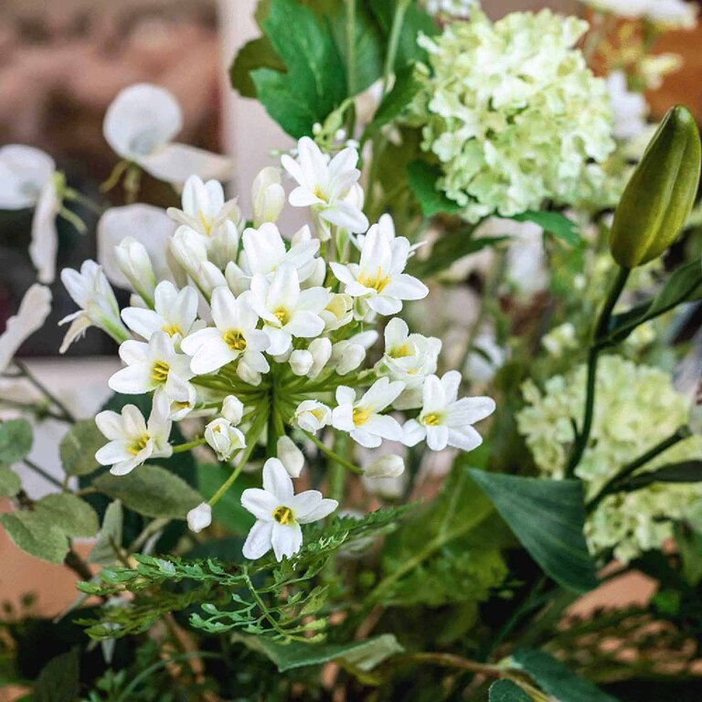 Zijden bloemen boeket Marlowe Grace is een klein en elegant boeket van kunstbloemen in witte en groene tinten.