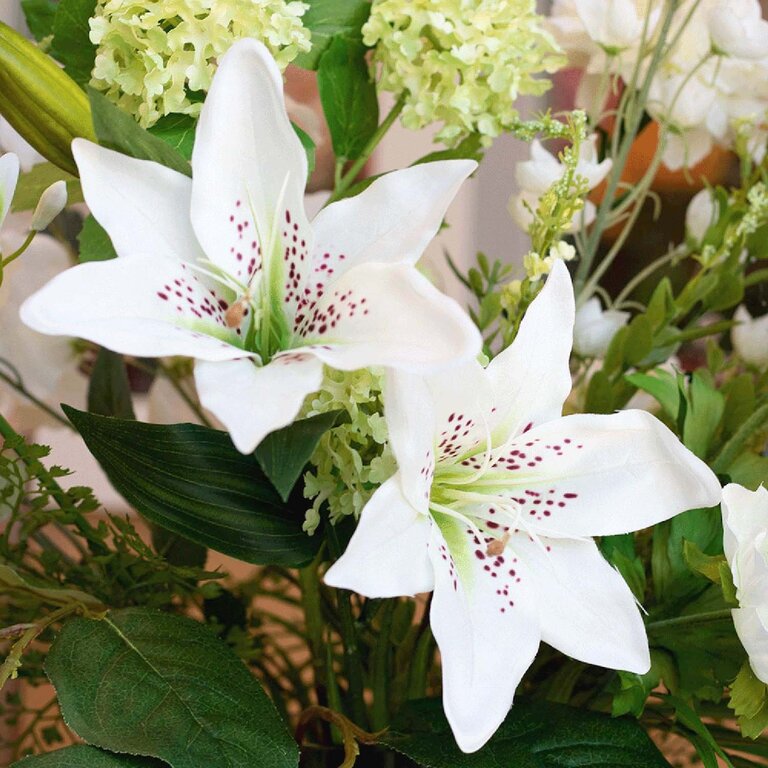 Zijden bloemen boeket Marlowe Grace is een klein en elegant boeket van kunstbloemen in witte en groene tinten.