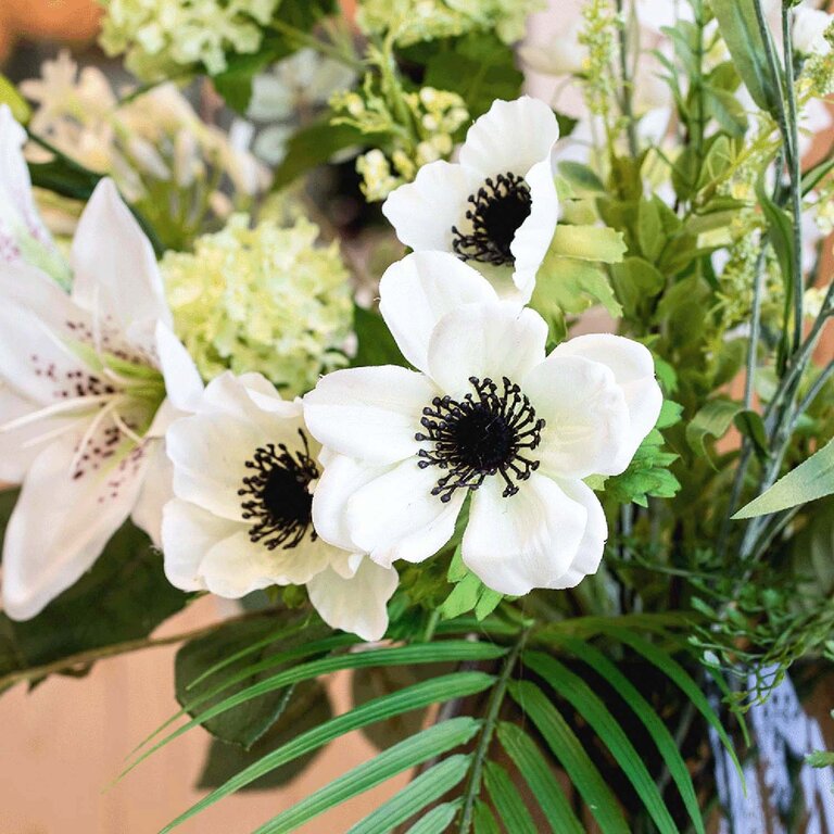 Zijden bloemen boeket Marlowe Grace is een klein en elegant boeket van kunstbloemen in witte en groene tinten.