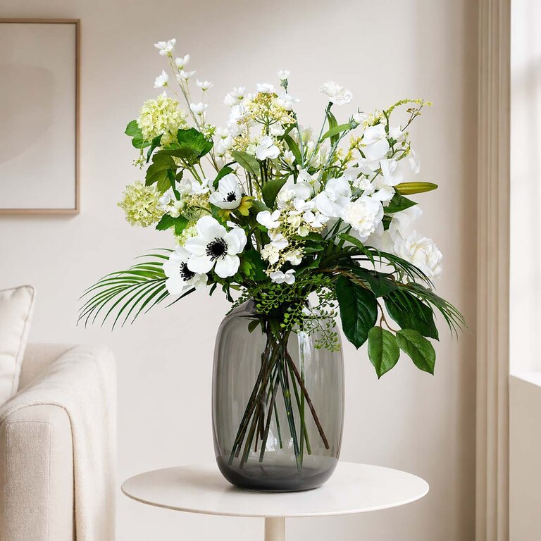 Zijden bloemen boeket Marlowe Grace is een klein en elegant boeket van kunstbloemen in witte en groene tinten.