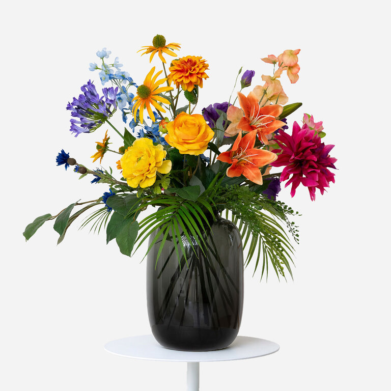 Zijden bloemen boeket Lucy Lou is een klein en kleurrijk boeket van kunstbloemen in gele, blauwe, roze, paarse en oranje tinten.