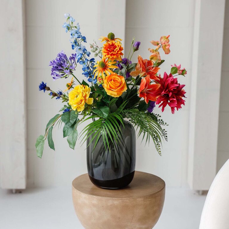 Zijden bloemen boeket Lucy Lou is een klein en kleurrijk boeket van kunstbloemen in gele, blauwe, roze, paarse en oranje tinten.