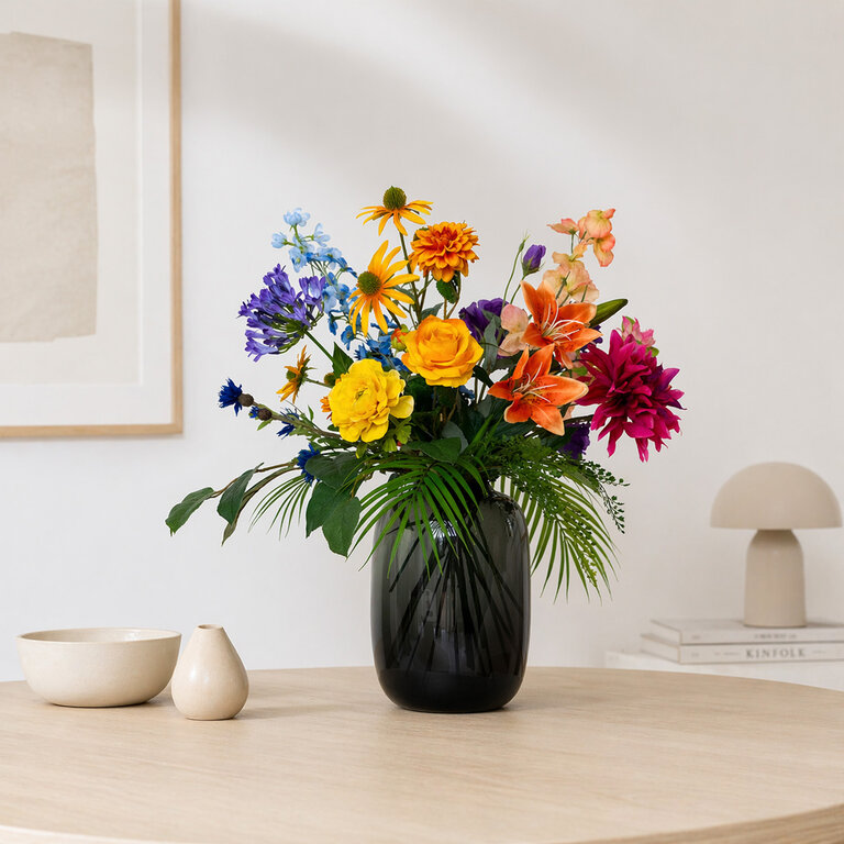 Zijden bloemen boeket Lucy Lou is een klein en kleurrijk boeket van kunstbloemen in gele, blauwe, roze, paarse en oranje tinten.