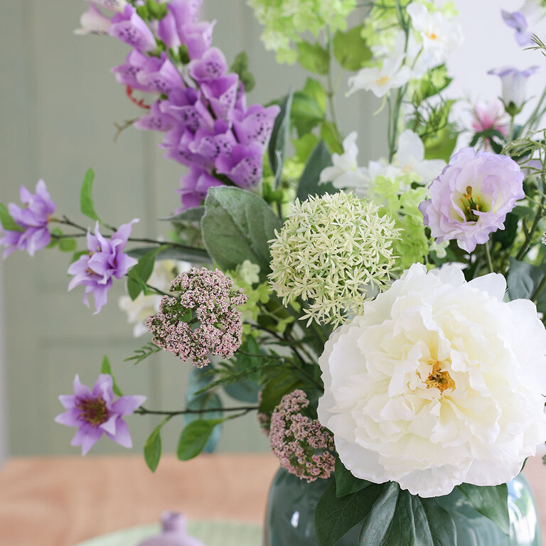 ★ Bestseller! ★<br />
Zijden bloemen boeket Zoë Maree is een vol en elegant boeket van kunstbloemen in paarse, witte en groene tinten.