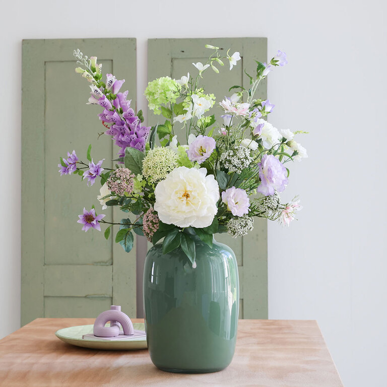 ★ Bestseller! ★<br />
Zijden bloemen boeket Zoë Maree is een vol en elegant boeket van kunstbloemen in paarse, witte en groene tinten.