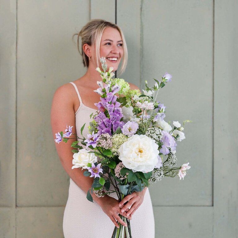 ★ Bestseller! ★<br />
Zijden bloemen boeket Zoë Maree is een vol en elegant boeket van kunstbloemen in paarse, witte en groene tinten.