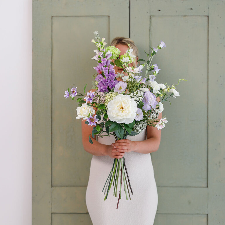 ★ Bestseller! ★<br />
Zijden bloemen boeket Zoë Maree is een vol en elegant boeket van kunstbloemen in paarse, witte en groene tinten.