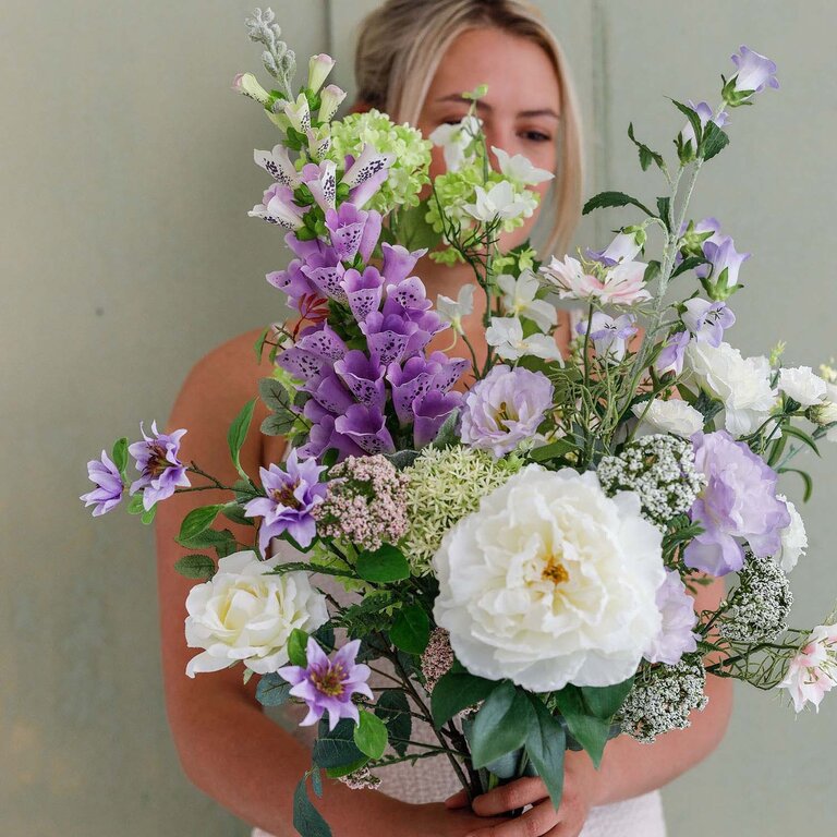 ★ Bestseller! ★<br />
Zijden bloemen boeket Zoë Maree is een vol en elegant boeket van kunstbloemen in paarse, witte en groene tinten.