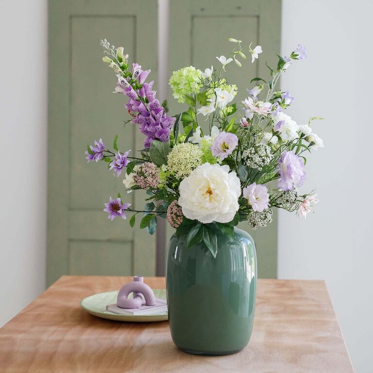 ★ Bestseller! ★<br />
Zijden bloemen boeket Zoë Maree is een vol en elegant boeket van kunstbloemen in paarse, witte en groene tinten.