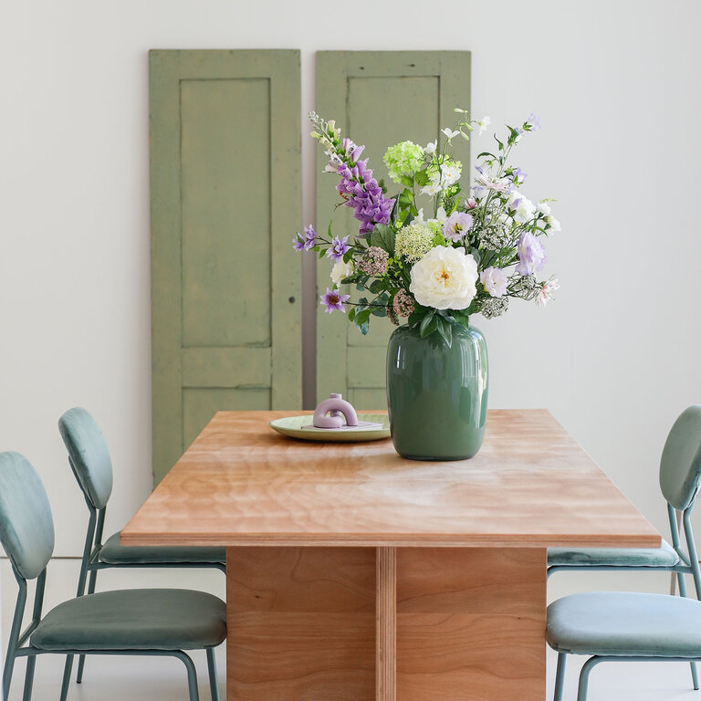★ Bestseller! ★<br />
Zijden bloemen boeket Zoë Maree is een vol en elegant boeket van kunstbloemen in paarse, witte en groene tinten.