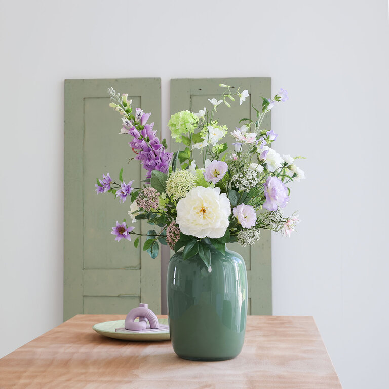 ★ Bestseller! ★<br />
Zijden bloemen boeket Zoë Maree is een vol en elegant boeket van kunstbloemen in paarse, witte en groene tinten.