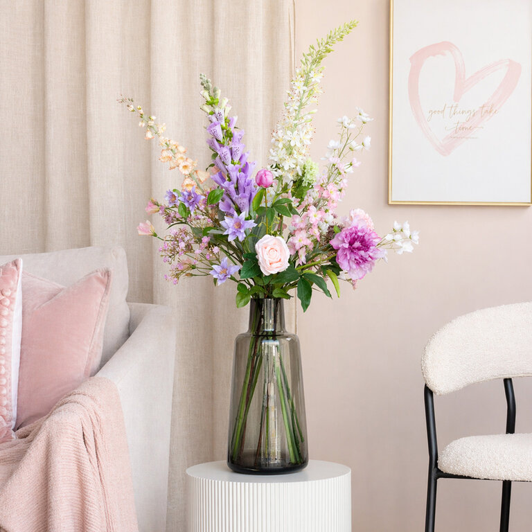 ★ Bestseller! ★<br />
Zijden bloemen boeket Lila Grace is een verfijnd en elegant boeket van kunstbloemen in witte, paarse en roze tinten.