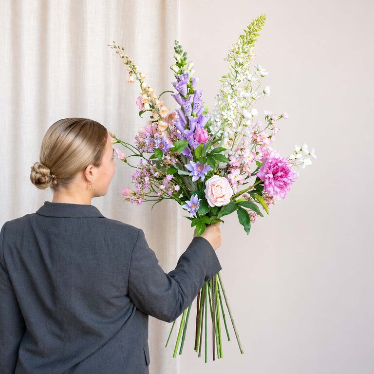 ★ Bestseller! ★<br />
Zijden bloemen boeket Lila Grace is een verfijnd en elegant boeket van kunstbloemen in witte, paarse en roze tinten.