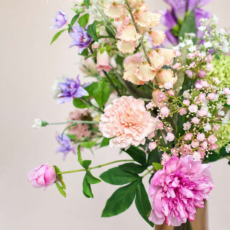 ★ Bestseller! ★<br />
Zijden bloemen boeket Lila Grace is een verfijnd en elegant boeket van kunstbloemen in witte, paarse en roze tinten.