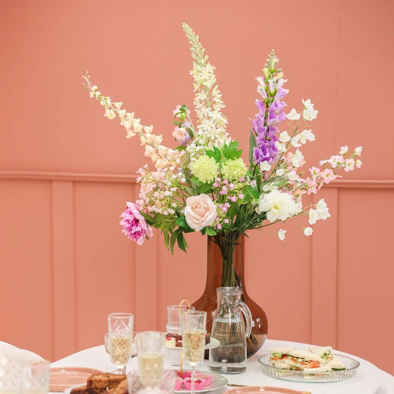 ★ Bestseller! ★<br />
Zijden bloemen boeket Lila Grace is een verfijnd en elegant boeket van kunstbloemen in witte, paarse en roze tinten.