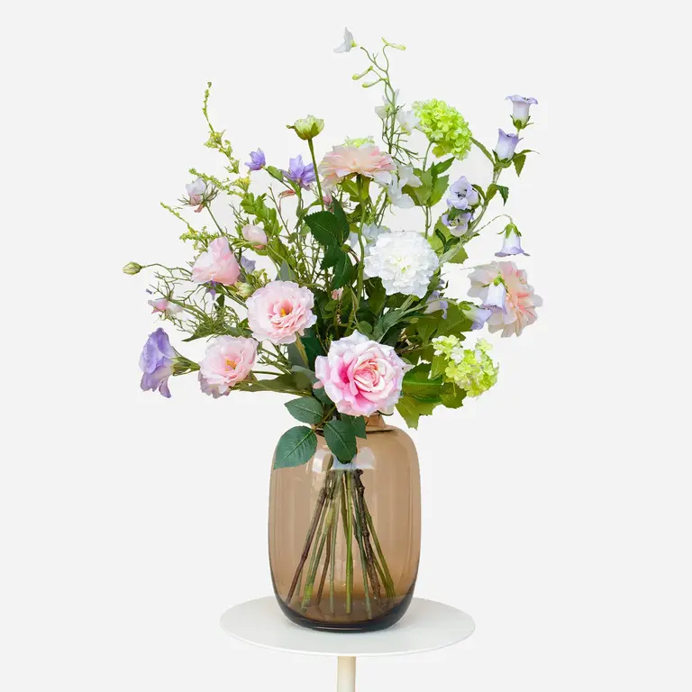 Zijden bloemen boeket Maevy Rose is een luchtig en stijlvol boeket van kunstbloemen in roze, paarse en witte tinten.