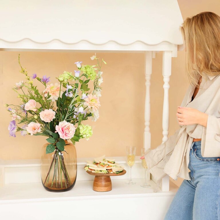 Zijden bloemen boeket Maevy Rose is een luchtig en stijlvol boeket van kunstbloemen in roze, paarse en witte tinten.